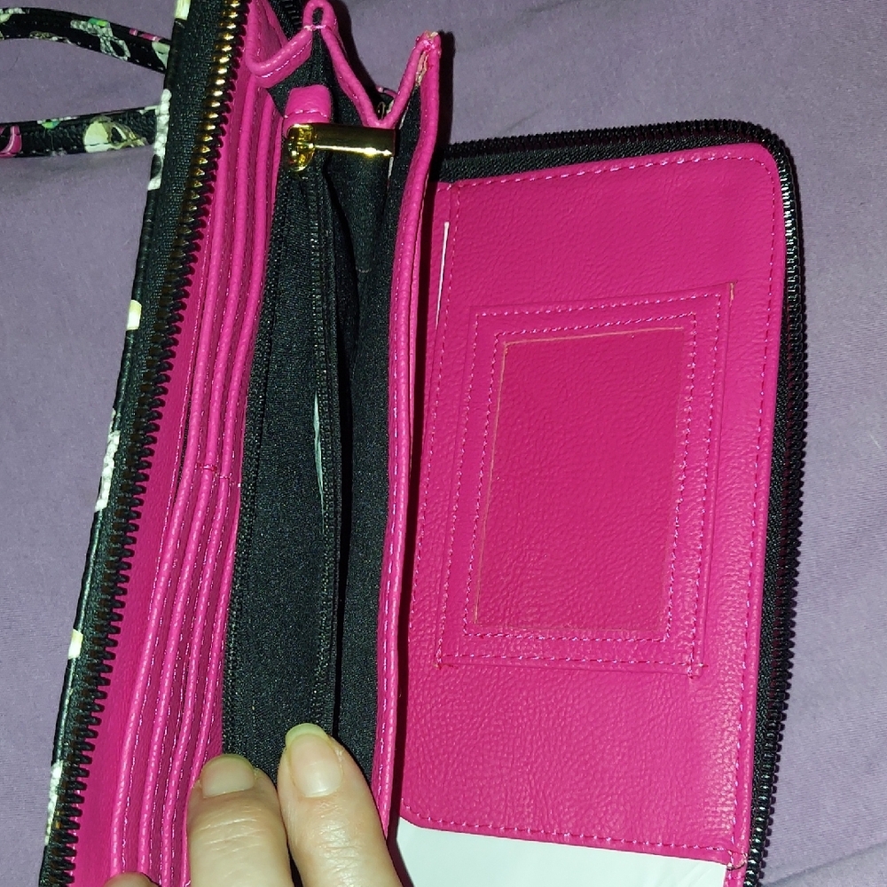 Betsey Johnson Skull &Lip & Bow Print. Full Size Zipper Wallet & Wrist Strap - Picture 6 of 12